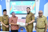 Wali Kota Padang Fadly Amran menyerahkan secara simbolis bansos kepada perwakilan penerima, Selasa (5/8/2025). (Foto: Prokopim Padang)