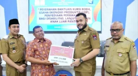 Wali Kota Padang Fadly Amran menyerahkan secara simbolis bansos kepada perwakilan penerima, Selasa (5/8/2025). (Foto: Prokopim Padang)