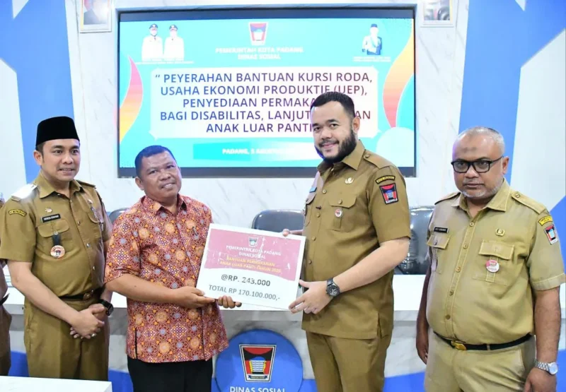 Wali Kota Padang Fadly Amran menyerahkan secara simbolis bansos kepada perwakilan penerima, Selasa (5/8/2025). (Foto: Prokopim Padang)
