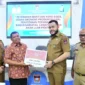 Wali Kota Padang Fadly Amran menyerahkan secara simbolis bansos kepada perwakilan penerima, Selasa (5/8/2025). (Foto: Prokopim Padang)