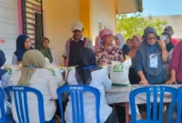 Petugas tengah menyalurkan bantuan beras CBP kepada KPM di Nagari Koto Taratak. 