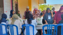 Petugas tengah menyalurkan bantuan beras CBP kepada KPM di Nagari Koto Taratak. 