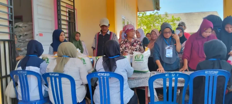 Petugas tengah menyalurkan bantuan beras CBP kepada KPM di Nagari Koto Taratak. 