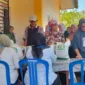 Petugas tengah menyalurkan bantuan beras CBP kepada KPM di Nagari Koto Taratak. 