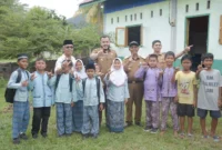 Wali Kota Padang Fadly Amran bersama murid SDN 01 Pasar Laban di Kelurahan Bungus Selatan, Kecamatan Bungtekab, Selasa (5/8/2025). (Foto: Prokopim Padang)