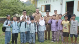 Wali Kota Padang Fadly Amran bersama murid SDN 01 Pasar Laban di Kelurahan Bungus Selatan, Kecamatan Bungtekab, Selasa (5/8/2025). (Foto: Prokopim Padang)