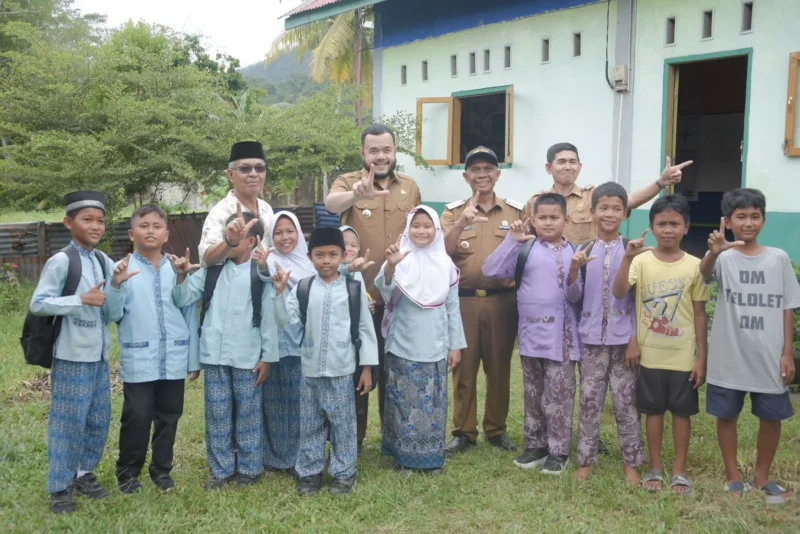 Wali Kota Padang Fadly Amran bersama murid SDN 01 Pasar Laban di Kelurahan Bungus Selatan, Kecamatan Bungtekab, Selasa (5/8/2025). (Foto: Prokopim Padang)