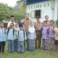 Wali Kota Padang Fadly Amran bersama murid SDN 01 Pasar Laban di Kelurahan Bungus Selatan, Kecamatan Bungtekab, Selasa (5/8/2025). (Foto: Prokopim Padang)