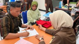 
Mantan Wali Nagari Sungai Nyalo IV Koto Mudiek, UA (kiri) saat menandatangani berkas tahap II (Foto: Dok Humas Kejari Pessel)