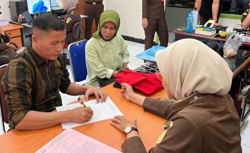 
Mantan Wali Nagari Sungai Nyalo IV Koto Mudiek, UA (kiri) saat menandatangani berkas tahap II (Foto: Dok Humas Kejari Pessel)