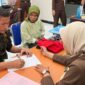 
Mantan Wali Nagari Sungai Nyalo IV Koto Mudiek, UA (kiri) saat menandatangani berkas tahap II (Foto: Dok Humas Kejari Pessel)