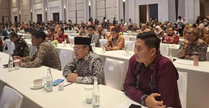 Wawako Padang Maigus Nasir mengikuti pertemuan bersama Menteri LH/BPLH, Hanif Faisol Nurofiq di Hotel Fairmont, Jakarta, Senin (4/8/2025). 

