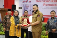Wali Kota Padang Fadly Amran menerima cenderamata dari Deputi Bidang Pengendalian dan Evaluasi BPIP RI, Dr. Adhianti. (Foto: Prokopim Padang)