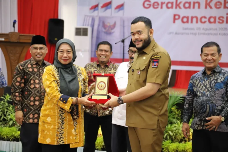 Wali Kota Padang Fadly Amran menerima cenderamata dari Deputi Bidang Pengendalian dan Evaluasi BPIP RI, Dr. Adhianti. (Foto: Prokopim Padang)