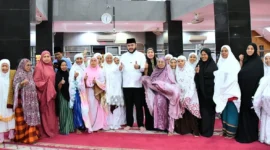 Wali Kota Padang, Fadly Amran menghadiri kegiatan Subuh Mubarakah, di Masjid Quwwatul Ummah, Kelurahan Ujung Gurun, Kecamatan Padang Barat, Senin (4/8/2025). (Foto: Prokopim Padang)