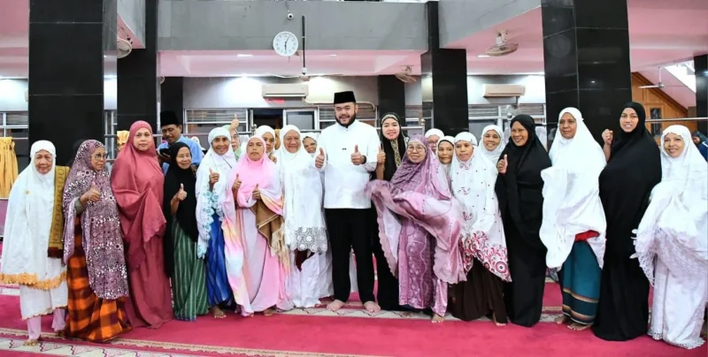 Wali Kota Padang, Fadly Amran menghadiri kegiatan Subuh Mubarakah, di Masjid Quwwatul Ummah, Kelurahan Ujung Gurun, Kecamatan Padang Barat, Senin (4/8/2025). (Foto: Prokopim Padang)