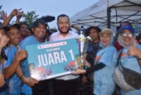 Wali Kota Padang Fadly Amran menyerahkan hadiah kepada Tim Redist yang sukses merebut gelar Juara I Lomba Selaju Sampan, Minggu (10/8/2025). (Foto: Prokopim Padang)