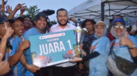 Wali Kota Padang Fadly Amran menyerahkan hadiah kepada Tim Redist yang sukses merebut gelar Juara I Lomba Selaju Sampan, Minggu (10/8/2025). (Foto: Prokopim Padang)