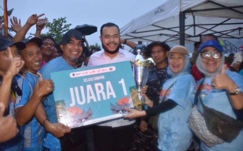 Wali Kota Padang Fadly Amran menyerahkan hadiah kepada Tim Redist yang sukses merebut gelar Juara I Lomba Selaju Sampan, Minggu (10/8/2025). (Foto: Prokopim Padang)