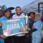 Wali Kota Padang Fadly Amran menyerahkan hadiah kepada Tim Redist yang sukses merebut gelar Juara I Lomba Selaju Sampan, Minggu (10/8/2025). (Foto: Prokopim Padang)