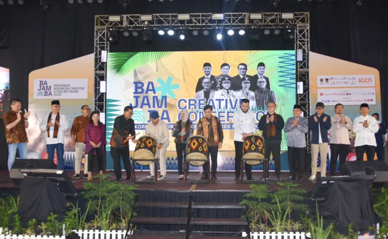 Pemukulan gendang tanda dibukanya Rakornas ICCN 2025 di Kota Padang, Jumat (8/8/2025). 