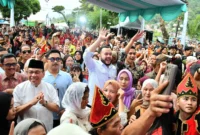 Wali Kota Padang Fadly Amran berbaur bersama masyarakat menikmati rangkaian acara di Karnaval Kota Tua, Kamis (7/8/2025). (Foto: Prokopim Padang)
