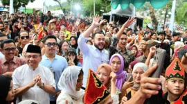 Wali Kota Padang Fadly Amran berbaur bersama masyarakat menikmati rangkaian acara di Karnaval Kota Tua, Kamis (7/8/2025). (Foto: Prokopim Padang)