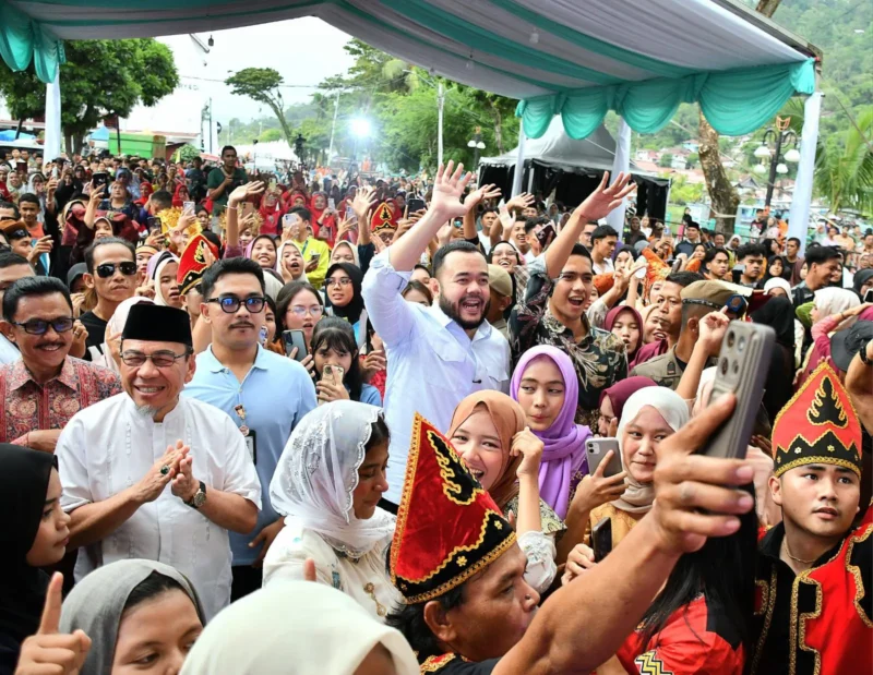 Wali Kota Padang Fadly Amran berbaur bersama masyarakat menikmati rangkaian acara di Karnaval Kota Tua, Kamis (7/8/2025). (Foto: Prokopim Padang)