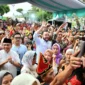Wali Kota Padang Fadly Amran berbaur bersama masyarakat menikmati rangkaian acara di Karnaval Kota Tua, Kamis (7/8/2025). (Foto: Prokopim Padang)