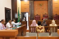 Pelanggar Perda menjalani sidang tipiring di PN Padang, Jumat (1/8/2025). (Foto: Humas Satpol PP Padang)