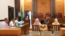 Pelanggar Perda menjalani sidang tipiring di PN Padang, Jumat (1/8/2025). (Foto: Humas Satpol PP Padang)