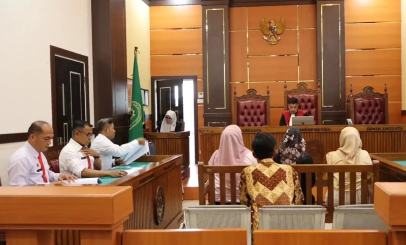 Pelanggar Perda menjalani sidang tipiring di PN Padang, Jumat (1/8/2025). (Foto: Humas Satpol PP Padang)