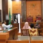 Pelanggar Perda menjalani sidang tipiring di PN Padang, Jumat (1/8/2025). (Foto: Humas Satpol PP Padang)