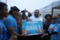 Wali Kota Padang Fadly Amran menyerahkan hadiah kepada Tim Redist Merah sebagai juara I Lomba Selaju Sampan HJK Padang 2025, Minggu (10/8/2025). (Foto: Diskominfo Padang)