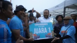 Wali Kota Padang Fadly Amran menyerahkan hadiah kepada Tim Redist Merah sebagai juara I Lomba Selaju Sampan HJK Padang 2025, Minggu (10/8/2025). (Foto: Diskominfo Padang)