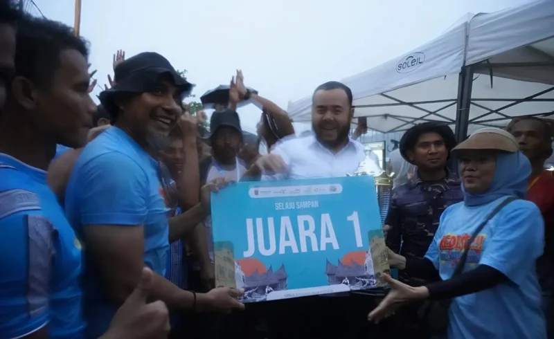 Wali Kota Padang Fadly Amran menyerahkan hadiah kepada Tim Redist Merah sebagai juara I Lomba Selaju Sampan HJK Padang 2025, Minggu (10/8/2025). (Foto: Diskominfo Padang)