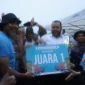 Wali Kota Padang Fadly Amran menyerahkan hadiah kepada Tim Redist Merah sebagai juara I Lomba Selaju Sampan HJK Padang 2025, Minggu (10/8/2025). (Foto: Diskominfo Padang)