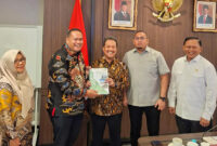 Wali Kota Pariaman Yota Balad menyampaikan proposal pembangunan sektor kelautan dan perikanan kepada Menteri Kelautan dan Perikanan RI Sakti Wahyu Trenggono, Kamis (18/9/2025) pagi. (Foto: Kominfo Pariaman)