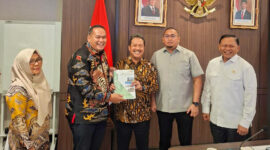 Wali Kota Pariaman Yota Balad menyampaikan proposal pembangunan sektor kelautan dan perikanan kepada Menteri Kelautan dan Perikanan RI Sakti Wahyu Trenggono, Kamis (18/9/2025) pagi. (Foto: Kominfo Pariaman)