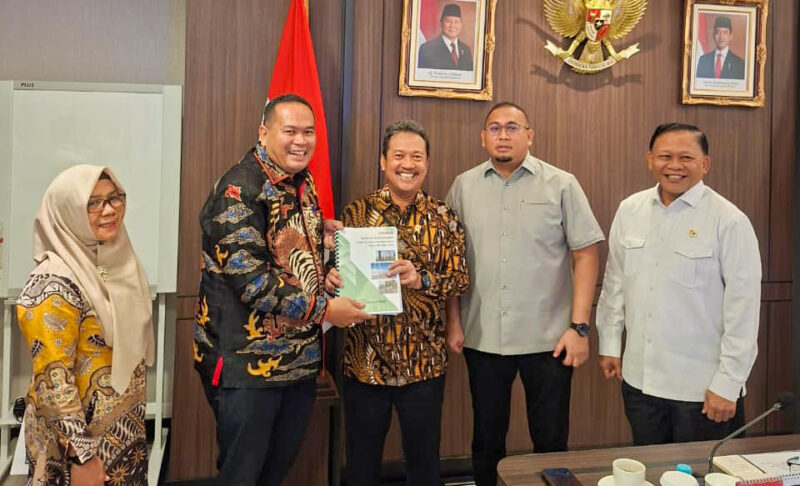 Wali Kota Pariaman Yota Balad menyampaikan proposal pembangunan sektor kelautan dan perikanan kepada Menteri Kelautan dan Perikanan RI Sakti Wahyu Trenggono, Kamis (18/9/2025) pagi. (Foto: Kominfo Pariaman)