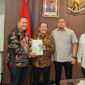 Wali Kota Pariaman Yota Balad menyampaikan proposal pembangunan sektor kelautan dan perikanan kepada Menteri Kelautan dan Perikanan RI Sakti Wahyu Trenggono, Kamis (18/9/2025) pagi. (Foto: Kominfo Pariaman)