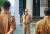 Sekdako Pariaman, Afrizal Azhar memimpin apel pagi perdana bersama jajaran ASN di lingkungan Pemerintah Kota Pariaman, Senin (22/9/2025). (Foto: Kominfo Pariaman)