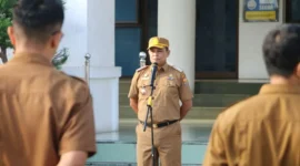 Sekdako Pariaman, Afrizal Azhar memimpin apel pagi perdana bersama jajaran ASN di lingkungan Pemerintah Kota Pariaman, Senin (22/9/2025). (Foto: Kominfo Pariaman)