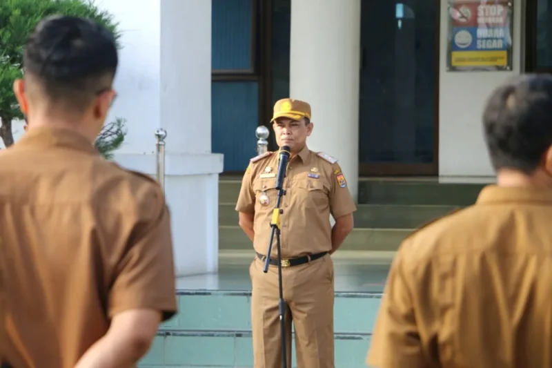 Sekdako Pariaman, Afrizal Azhar memimpin apel pagi perdana bersama jajaran ASN di lingkungan Pemerintah Kota Pariaman, Senin (22/9/2025). (Foto: Kominfo Pariaman)