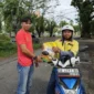Tim SALIHA Kota Padang saat menyalurkan bantuan paket beras dari Anggota Komisi VIII DPR RI, Lisda Hendrajoni kepada salah satu driver ojol di Padang. (Foto: Dok. Tim SALIHA)