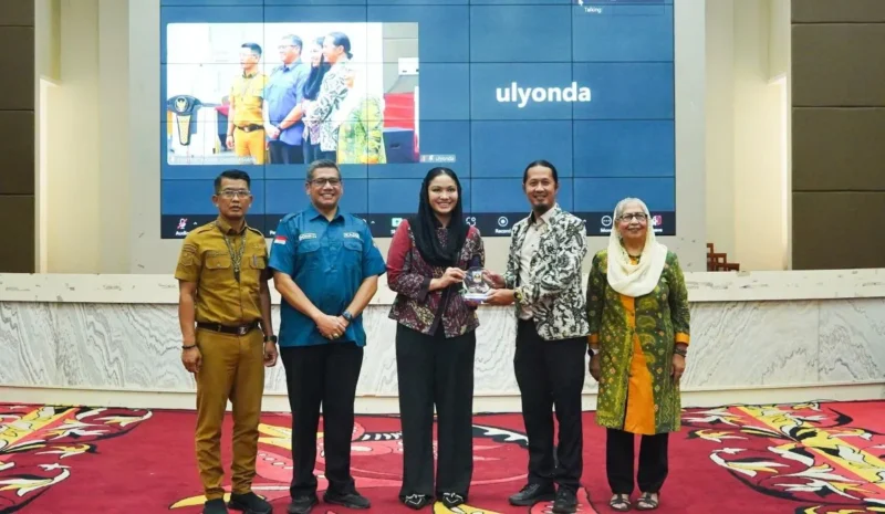 Bupati Dharmasraya, Annisa Suci Ramadhani saat meresmikan Program Pengembangan Kompetensi Guru Bahasa Inggris (PKGBI) 2025, Selasa (9/9/2025). (Foto: Pemkab Dharmasraya)