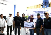 Anggota DPR RI Komisi IV Fraksi Nasdem Cindy Monica Salsabila Setiawan menyerahkan bantuan bibit di Ruang Pertemuan Dinas Pertanian, Pangan dan Perikanan, Minggu (21/9). (Foto: Kominfo Pariaman)