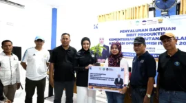Anggota DPR RI Komisi IV Fraksi Nasdem Cindy Monica Salsabila Setiawan menyerahkan bantuan bibit di Ruang Pertemuan Dinas Pertanian, Pangan dan Perikanan, Minggu (21/9). (Foto: Kominfo Pariaman)