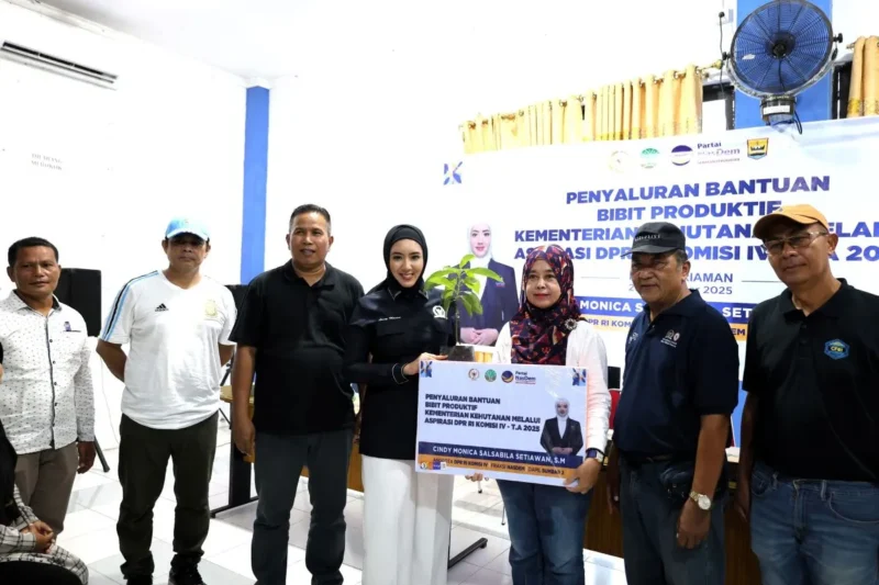 Anggota DPR RI Komisi IV Fraksi Nasdem Cindy Monica Salsabila Setiawan menyerahkan bantuan bibit di Ruang Pertemuan Dinas Pertanian, Pangan dan Perikanan, Minggu (21/9). (Foto: Kominfo Pariaman)