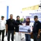 Anggota DPR RI Komisi IV Fraksi Nasdem Cindy Monica Salsabila Setiawan menyerahkan bantuan bibit di Ruang Pertemuan Dinas Pertanian, Pangan dan Perikanan, Minggu (21/9). (Foto: Kominfo Pariaman)